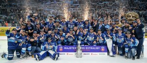 Tímová fotka HK Nitra s titulom pre majstra Tipos extraligy 2023/2024.