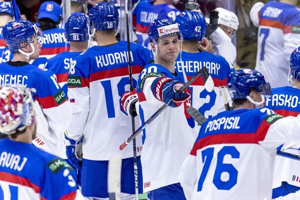 Juraj Slafkovský v obkolesení reprezentačných spoluhráčov