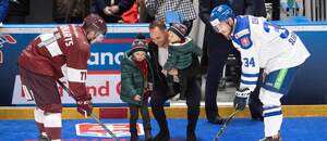 Andrej Sekera vhadzuje symbolické buly pred zápasom Lotyšsko vs. Slovensko (Kaufland Cup 2022)