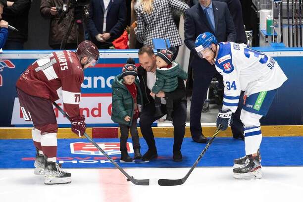 Andrej Sekera vhadzuje symbolické buly pred zápasom Lotyšsko vs. Slovensko (Kaufland Cup 2022)