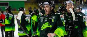 Radosť hokejistov tímu Vlci Žilina, uprostred Brenden Miller Radosť hokejistov tímu Vlci Žilina, uprostred Brenden Miller