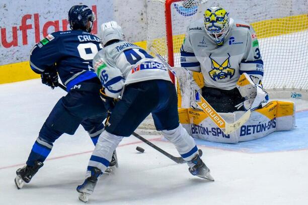 A. Calof (Poprad), R. MacKinnon a M. Mitens (obaja Spišská N. Ves) v zápase 4. kola.