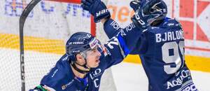 Cracknell a Bjalončík oslavujú gól. Cracknell a Bjalončík oslavujú gól.