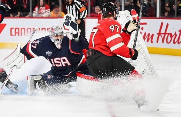 Gólový zásah kanadského útočníka Connora McDavida do siete USA na turnaji NHL 4 Nations Face-Off 2025