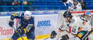 Michael Vandas (Spišská N. Ves) a Josh Teves (Košice) v súboji 36. kola.