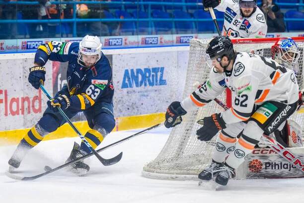 Michael Vandas (Spišská N. Ves) a Josh Teves (Košice) v súboji 36. kola.