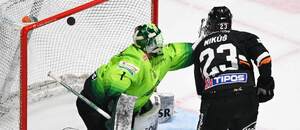 Brankár Vlci Žilina Connor LaCouvée a útočník HC Košice Tomáš Mikúš. Brankár Vlci Žilina Connor LaCouvée a útočník HC Košice Tomáš Mikúš.